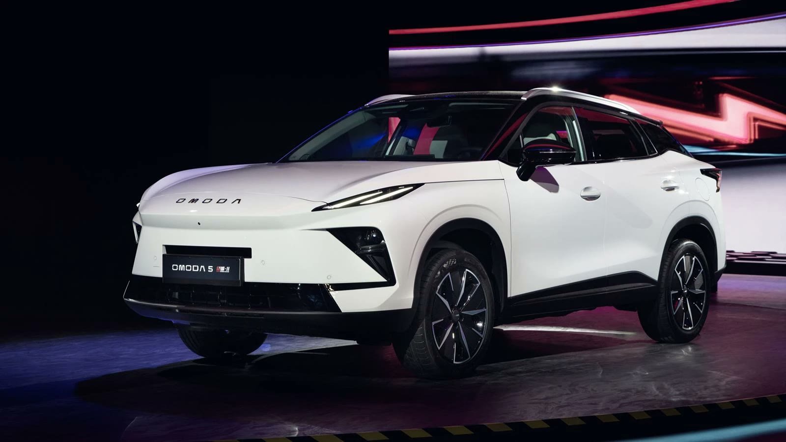 Omoda C5 se renueva en París 2026: adiós a la versión bencinera, ahora solo híbrido y eléctrico